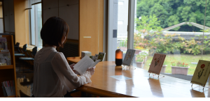 金曜の夜の読書会　本読む女性